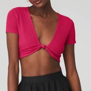 NWT Alo Yoga Ribbed Knotty Short Sleeve Tee Magenta Crush - Size Small